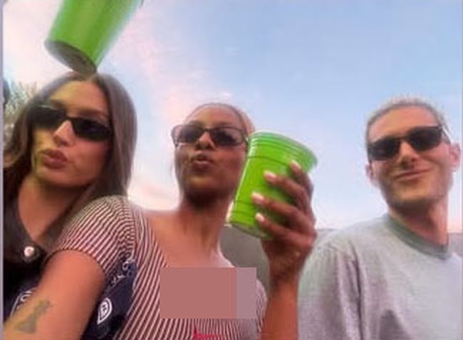 Begini penampilannya saat menikmati pertunjukkan para artis, termasuk Billie Eilish. Saat menonton Coachella, Hailey tampak memilih atasan berupa jacket yang lebih tertutup. Foto: Instagram