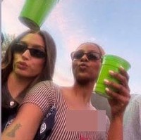 Begini penampilannya saat menikmati pertunjukkan para artis, termasuk Billie Eilish. Saat menonton Coachella, Hailey tampak memilih atasan berupa jacket yang lebih tertutup. Foto: Instagram