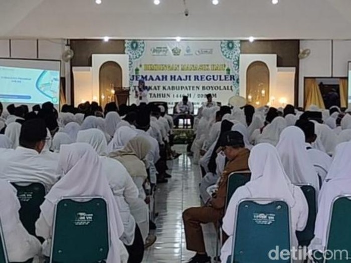 Jemaah calon haji tahun 2025 Kabupaten Boyolali mengikuti kegiatan manasik haji tingkat Kabupaten, Senin (14/4/2025).