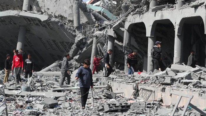 Hancur Lebur Sekolah yang Tampung Pengungsi Palestina Dibombardir Israel Palestinians inspect the damage at the Dar Al-Arqam school, where displaced people shelter, after it was hit by an Israeli strike on Thursday, in Gaza City, April 4, 2025. REUTERS/Mahmoud Issa TPX IMAGES OF THE DAY