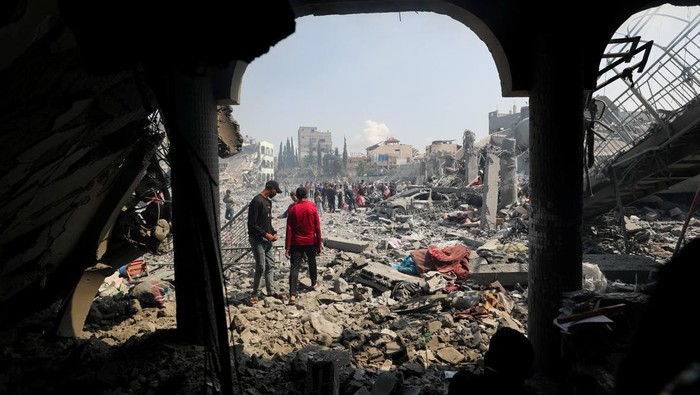 Palestinians inspect the damage at the Dar Al-Arqam school, where displaced people shelter, after it was hit by an Israeli strike on Thursday, in Gaza City, April 4, 2025. REUTERS/Mahmoud Issa     TPX IMAGES OF THE DAY