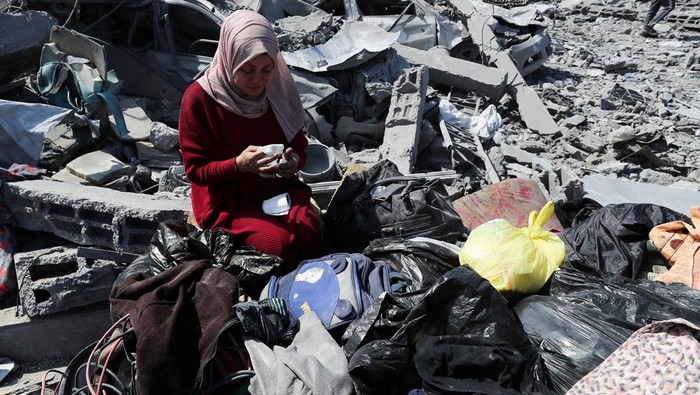 Palestinians inspect the damage at the Dar Al-Arqam school, where displaced people shelter, after it was hit by an Israeli strike on Thursday, in Gaza City, April 4, 2025. REUTERS/Mahmoud Issa     TPX IMAGES OF THE DAY