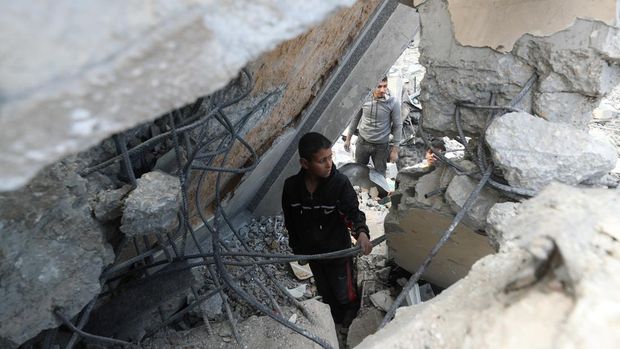 Palestinians inspect the damage at the Dar Al-Arqam school, where displaced people shelter, after it was hit by an Israeli strike on Thursday, in Gaza City, April 4, 2025. REUTERS/Mahmoud Issa     TPX IMAGES OF THE DAY