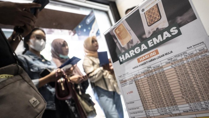 Seorang warga membuka pintu keluar usai mencari informasi ketersediaan emas Antam di Butik Emas Logam Mulia Antam kompleks DP Mall, Semarang, Jawa Tengah, Senin (14/4/2025). Berdasarkan data Unit Bisnis Pengolahan dan Pemurnian Logam Mulia Antam, harga emas batangan Antam yang ditransaksikan pada Senin (14/4) turun Rp8.000 per gram menjadi Rp1.896.000 per gram dari hari sebelumnya sebesar Rp1.904.000 per gram. ANTARA FOTO/Aprillio Akbar/tom.