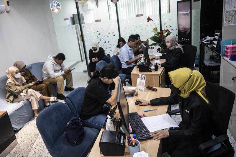 Seorang warga membuka pintu keluar usai mencari informasi ketersediaan emas Antam di Butik Emas Logam Mulia Antam kompleks DP Mall, Semarang, Jawa Tengah, Senin (14/4/2025). Berdasarkan data Unit Bisnis Pengolahan dan Pemurnian Logam Mulia Antam, harga emas batangan Antam yang ditransaksikan pada Senin (14/4) turun Rp8.000 per gram menjadi Rp1.896.000 per gram dari hari sebelumnya sebesar Rp1.904.000 per gram. ANTARA FOTO/Aprillio Akbar/tom.