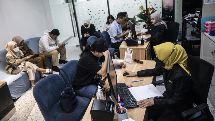 Seorang warga membuka pintu keluar usai mencari informasi ketersediaan emas Antam di Butik Emas Logam Mulia Antam kompleks DP Mall, Semarang, Jawa Tengah, Senin (14/4/2025). Berdasarkan data Unit Bisnis Pengolahan dan Pemurnian Logam Mulia Antam, harga emas batangan Antam yang ditransaksikan pada Senin (14/4) turun Rp8.000 per gram menjadi Rp1.896.000 per gram dari hari sebelumnya sebesar Rp1.904.000 per gram. ANTARA FOTO/Aprillio Akbar/tom.