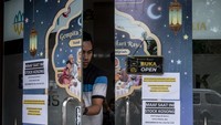 Berdasarkan data Unit Bisnis Pengolahan dan Pemurnian Logam Mulia Antam, harga emas batangan Antam yang ditransaksikan pada Senin (14/6) turun Rp8.000 per gram.