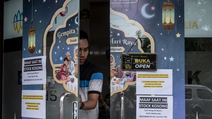 Harga Emas Antam Hari Ini Turun! Seorang warga membuka pintu keluar usai mencari informasi ketersediaan emas Antam di Butik Emas Logam Mulia Antam kompleks DP Mall, Semarang, Jawa Tengah, Senin (14/4/2025). Berdasarkan data Unit Bisnis Pengolahan dan Pemurnian Logam Mulia Antam, harga emas batangan Antam yang ditransaksikan pada Senin (14/4) turun Rp8.000 per gram menjadi Rp1.896.000 per gram dari hari sebelumnya sebesar Rp1.904.000 per gram. ANTARA FOTO/Aprillio Akbar/tom.