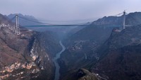 Konstruksi jembatan China ini resmi dimulai pada 18 Januari 2022 dan ditargetkan selesai pada 30 Juni 2025. (VCG via Getty Images/VCG)