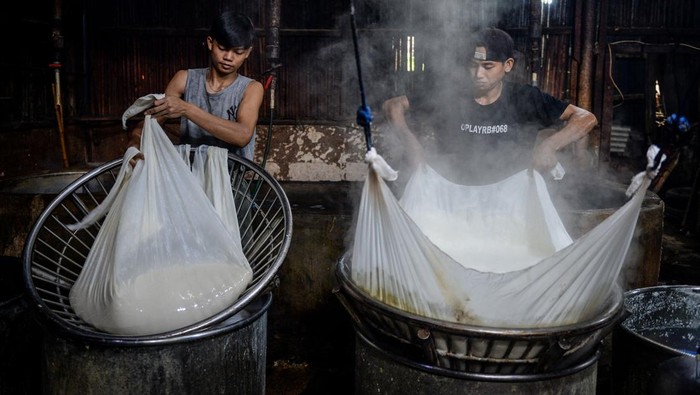 Intip Produksi Tahu Cipondoh di Tengah Naiknya Harga Kedelai Pekerja mencuci kedelai untuk diolah menjadi tahu di Cipondoh, Kota Tangerang, Banten, Senin (14/4/2025). Produsen tahu setempat mengeluhkan harga kedelai impor yang sudah naik tiga kali sejak sepekan terakhir dari Rp9.900 menjadi Rp10.600 per kilogram yang berdampak terhadap meningkatnya biaya produksi tahu dan omzet mereka. ANTARA FOTO/Putra M. Akbar/app/tom.