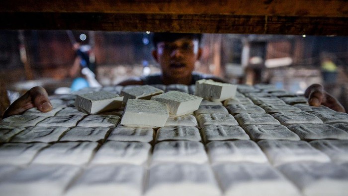 Intip Produksi Tahu Cipondoh di Tengah Naiknya Harga Kedelai Pekerja mencuci kedelai untuk diolah menjadi tahu di Cipondoh, Kota Tangerang, Banten, Senin (14/4/2025). Produsen tahu setempat mengeluhkan harga kedelai impor yang sudah naik tiga kali sejak sepekan terakhir dari Rp9.900 menjadi Rp10.600 per kilogram yang berdampak terhadap meningkatnya biaya produksi tahu dan omzet mereka. ANTARA FOTO/Putra M. Akbar/app/tom.