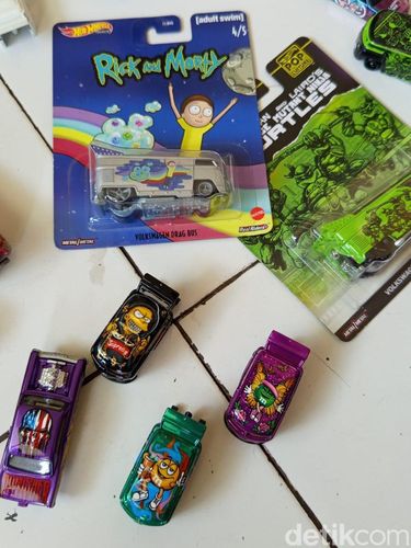 Jainudin saat mengerjakan pesanan diecast custom