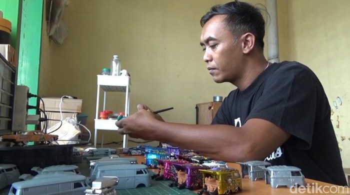 Jainudin saat mengerjakan pesanan diecast custom