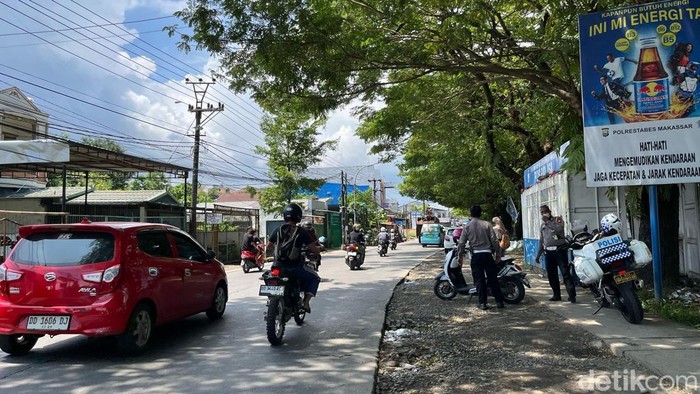 Polisi kini berjaga di Jalan dr Leimena, Makassar, Sulawesi Selatan (Sulsel), usai Wali Kota Makassar Munafri Arifuddin (Appi) ngamuk ke pengendara yang melawan arah.