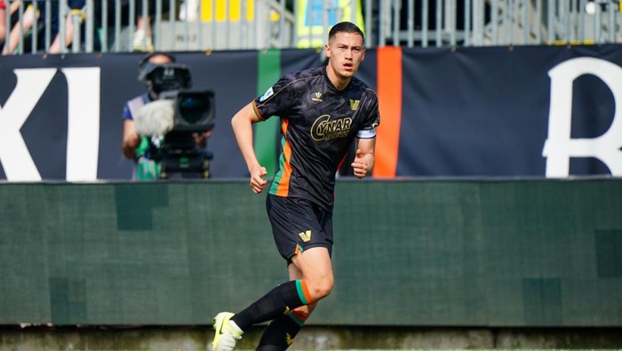 Jay Idzes of Venezia FC plays during the Italian championship Serie A football match between Venezia FC and AC Monza at Stadio Pier Luigi Penzo in Venice, Italy, on April 12, 2025. (Photo by Luca Rossini/NurPhoto via Getty Images)