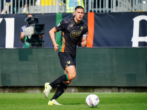 Jay Idzes of Venezia FC plays during the Italian championship Serie A football match between Venezia FC and AC Monza at Stadio Pier Luigi Penzo in Venice, Italy, on April 12, 2025. (Photo by Luca Rossini/NurPhoto via Getty Images)