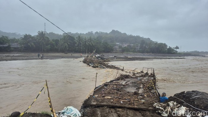Jembatan alternatif di Desa Cidadap, Kecamatan Simpenan, Kabupaten Sukabumi