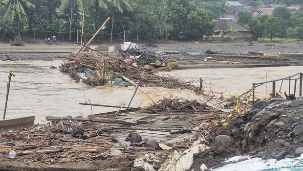 Jembatan alternatif di Desa Cidadap, Kecamatan Simpenan, Kabupaten Sukabumi