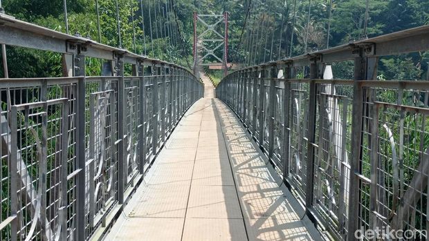 Jembatan gantung Sukamenak belum bisa digunakan karena tak ada akses jalan dari arah Kota Tasikmalaya.