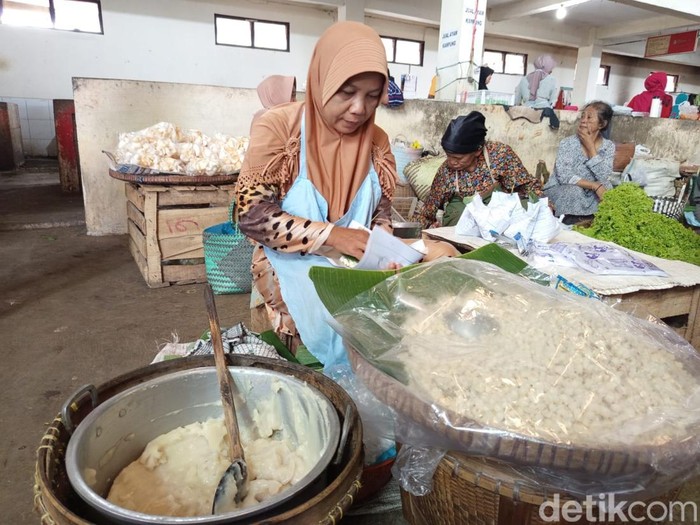 Jenang blendung yang mulai langka masih bisa ditemukan di Pasar Kebonpolo, Kota Magelang, Senin (14/4/2025).