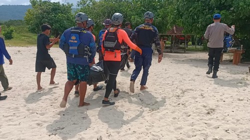Tim SAR mengevakuasi jenazah pencari cumi-cumi yang tewas di perairan Prapat Agung, Gerokgak, Buleleng, Senin (14/4/2025).