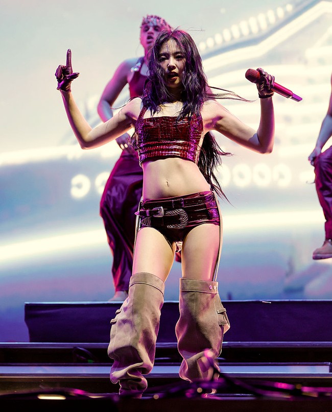 Aksi panggung Jennie BLACKPINK yang meriah dan enerjik dibuka dengan lagu Filter, Mantra, Handlebars, Start a War, ZEN, hingga berlanjut ke lagu yang paling ditunggu-tunggu penonton, like JENNIE. Foto: Billboard via Getty Images/Gilbert Flores