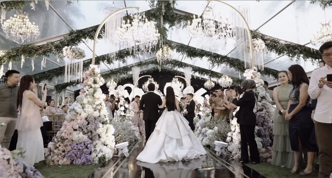 Setelah menggelar pemberkatan pernikahan pada Sabtu (12/4/25), di hari yang sama, Jessica Jane dan Erwin Phang melanjutkan dengan sebuah acara resepsi mewah di Hotel Shangri-La Jakarta. Foto: Instagram/@jessicajane99