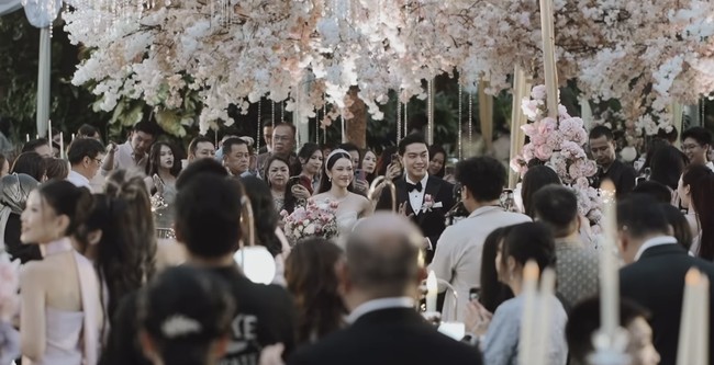 Resepsi pernikahan Jessica dan Erwin tampak begitu ramai dihadiri para tamu undangan. Jessica sendiri tampil cantik kenakan ball gown putih lengkap dengan head piece di kepalanya. Sementara Erwin terlihat gagah kenakan setelan jas hitam lengkap dengan dasi kupu-kupu. Foto: Instagram/@jessicajane99