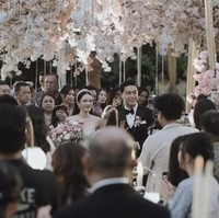 Resepsi pernikahan Jessica dan Erwin tampak begitu ramai dihadiri para tamu undangan. Jessica sendiri tampil cantik kenakan ball gown putih lengkap dengan head piece di kepalanya. Sementara Erwin terlihat gagah kenakan setelan jas hitam lengkap dengan dasi kupu-kupu. Foto: Instagram/@jessicajane99