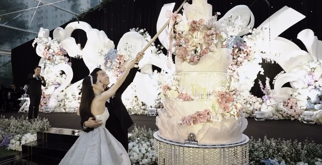 Kue pernikahan Jessica dan Erwin terlihat mewah dan elegan dengan terdiri dari beberapa tingkat. Didominasi warna putih, kue tersebut dipercantik dengan hiasan bunga-bungan berwarna dusty pink. Bagian depannya terdapat inisial E&J yang merupakan singkatan dari nama Erwin dan Jessica. Foto: Instagram/@jessicajane99