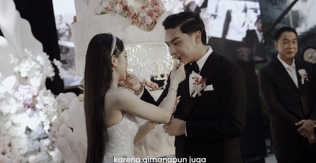 Tak hanya tampil memukau, Erwin dan Jessica juga terlihat mesra dan romantis. Pasangan yang baru resmi menikah itu tampak begitu serasi. Foto: Instagram/@jessicajane99