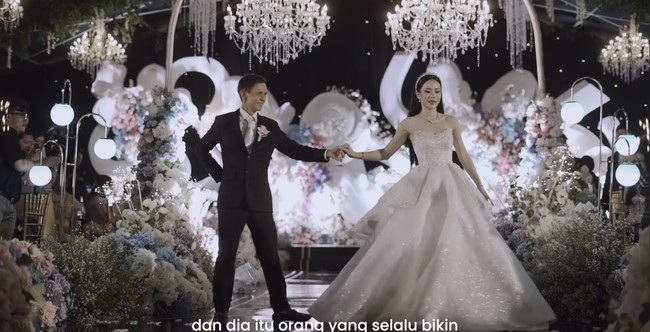 Di salah satu momen tampak Jessica berdansa dengan ayahnya dengan latar belakang dekorasi yang begitu indah, dipenuhi dengan bunga-bunga berwarna pastel. Foto: Instagram/@jessicajane99