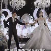 Di salah satu momen tampak Jessica berdansa dengan ayahnya dengan latar belakang dekorasi yang begitu indah, dipenuhi dengan bunga-bunga berwarna pastel. Foto: Instagram/@jessicajane99