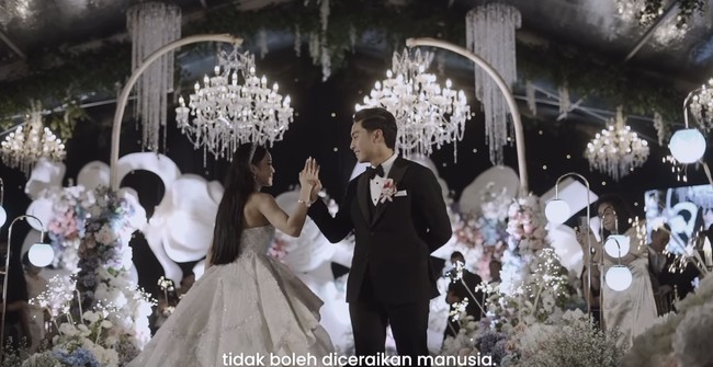 Setelah berdansa dengan sang ayah, Jessica juga tampak berdansa dengan suaminya, Erwin. Kebahagiaan jelas terpancar di wajah keduanya. Foto: Instagram/@jessicajane99