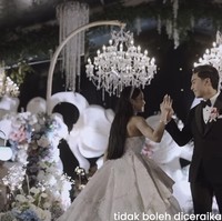 Setelah berdansa dengan sang ayah, Jessica juga tampak berdansa dengan suaminya, Erwin. Kebahagiaan jelas terpancar di wajah keduanya. Foto: Instagram/@jessicajane99