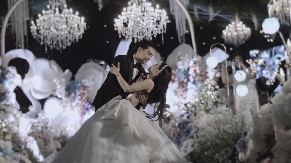 8 Foto Resepsi Pernikahan Jessica Jane & Erwin Phang, Mewah Dipenuhi Bunga
