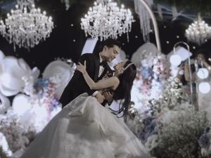 8 Foto Resepsi Pernikahan Jessica Jane & Erwin Phang, Mewah Dipenuhi Bunga