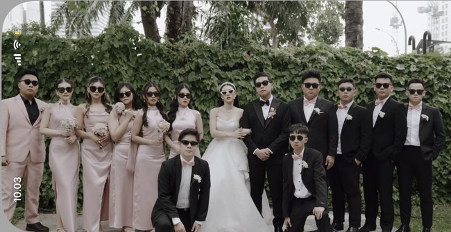 Para bridesmaid dan groomsman di pernikahan Jessica dan Erwin juga tak kalah kompak dan curi atensi. Terlihat para bridesmaid mengenakan dress satin berwarna dusty pink, sementara groomsman dengan setelan jas hitam dipadukan dengan dasi kupu-kupu berwarna dusty pink. Foto: Instagram/@jessicajane99