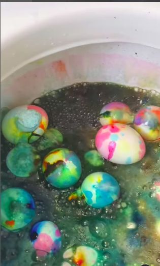 Jijik! Wanita Ini Mewarnai Telur Paskah di Toilet Duduk