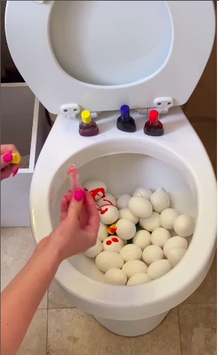 Jijik! Wanita Ini Mewarnai Telur Paskah di Toilet Duduk