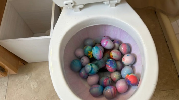 Jijik! Wanita Ini Mewarnai Telur Paskah di Toilet Duduk