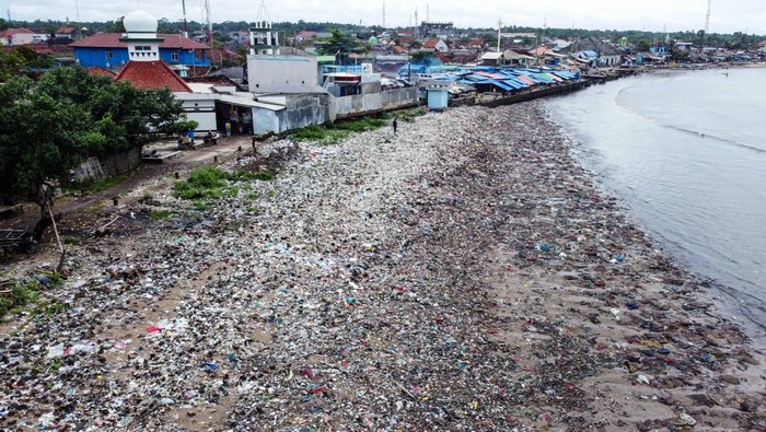 Sejumlah anak bermain di sekitar tumpukan sampah di Teluk Labuan, Pandeglang, Banten, Minggu (13/4/2025). Tumpukan sampah mencapai ratusan ton yang disebabkan oleh gelombang tinggi tersebut mencemari kawasan Teluk Labuan selama berbulan-bulan dan hingga kini belum ada perhatian dari Pemerintah Kabupaten Pandeglang. ANTARA FOTO/Muhammad Bagus Khoirunas/nym.