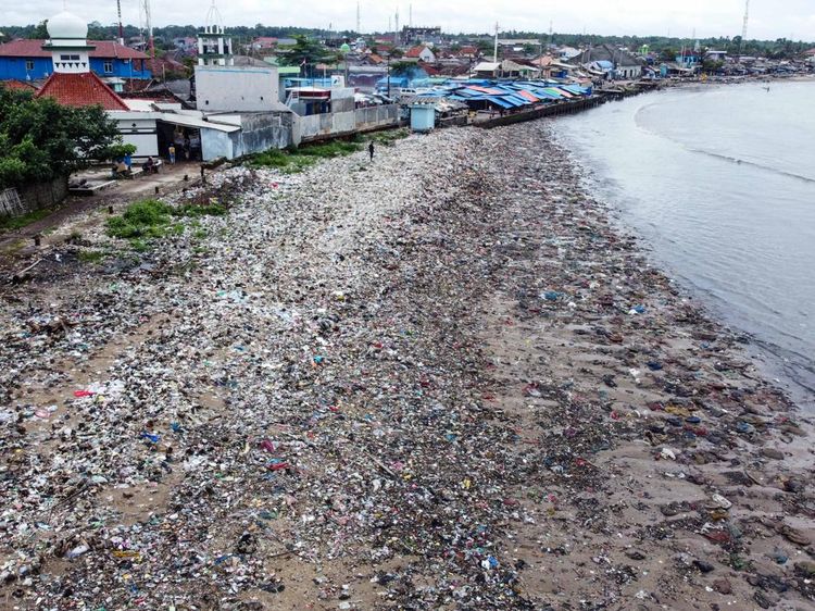 Potret Sampah Menghampar di Teluk Labuan Banten