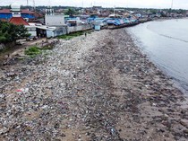 Potret Sampah Menghampar di Teluk Labuan Banten