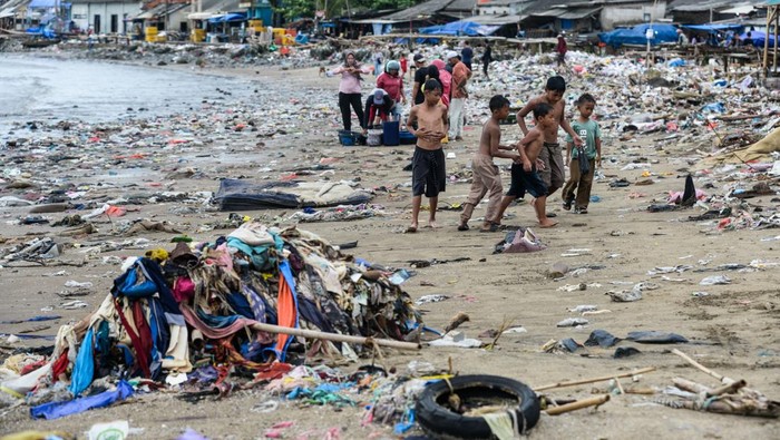 Sejumlah anak bermain di sekitar tumpukan sampah di Teluk Labuan, Pandeglang, Banten, Minggu (13/4/2025). Tumpukan sampah mencapai ratusan ton yang disebabkan oleh gelombang tinggi tersebut mencemari kawasan Teluk Labuan selama berbulan-bulan dan hingga kini belum ada perhatian dari Pemerintah Kabupaten Pandeglang. ANTARA FOTO/Muhammad Bagus Khoirunas/nym.