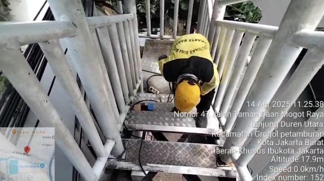 Ngeri Pelat Besi JPO Amburadul Diduga Dicuri
