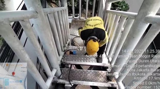 JPO di Daan Mogot yang rusak tengah diperbaiki..