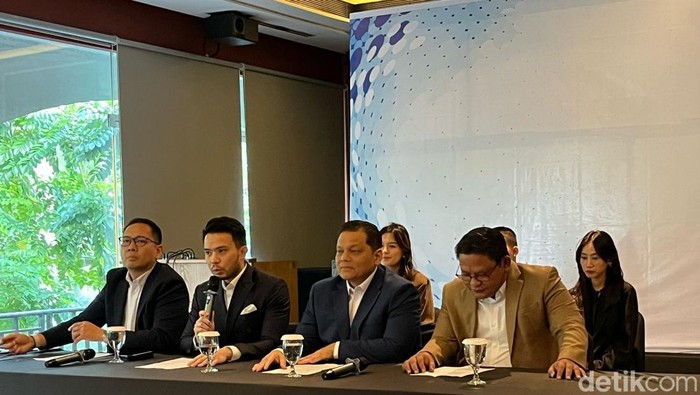 Jumpa pers kuasa hukum Jokowi soal tuduhan ijazah palsu. (Anggi/detikcom)