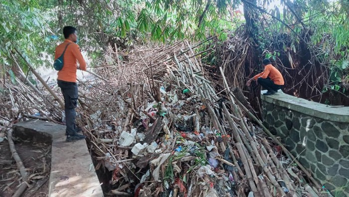 Kali Cibagolo Bogor tersumbat gelondongan bambu.