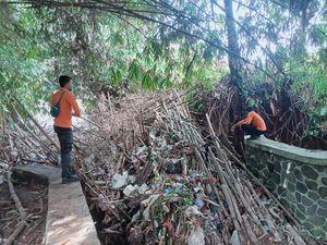 Aliran Kali Cibagolo Bogor Sudah 2 Hari Tersumbat Gelondongan Bambu